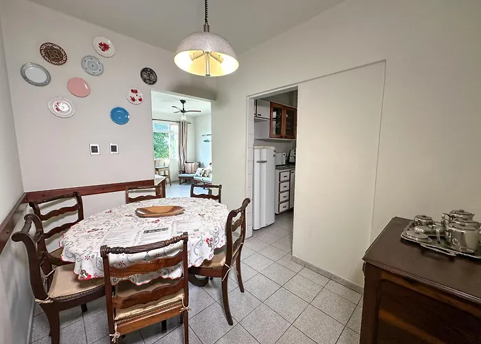 Apartamento Com Vista Pro Mar No Centro De Ubatuba - 2 Quartos E Cozinha Completa